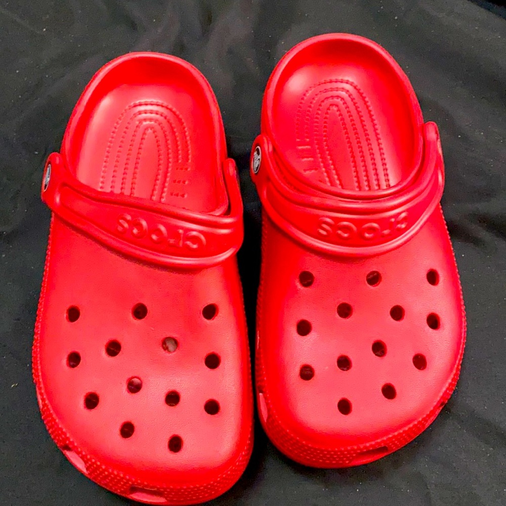 New red crocs women’s sizes 6